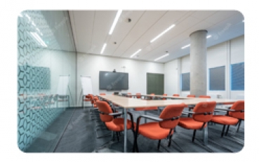 Konferenztisch mit acht Schwanhalsmikrofone